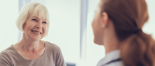 Patientin im Gespräch mit der Ärztin 