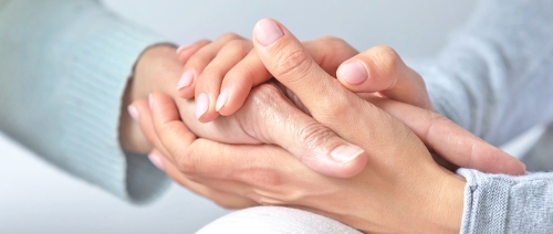 Zwei Hände halten sich gegenseitig