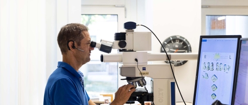 Dr. Marx am Mikroskop